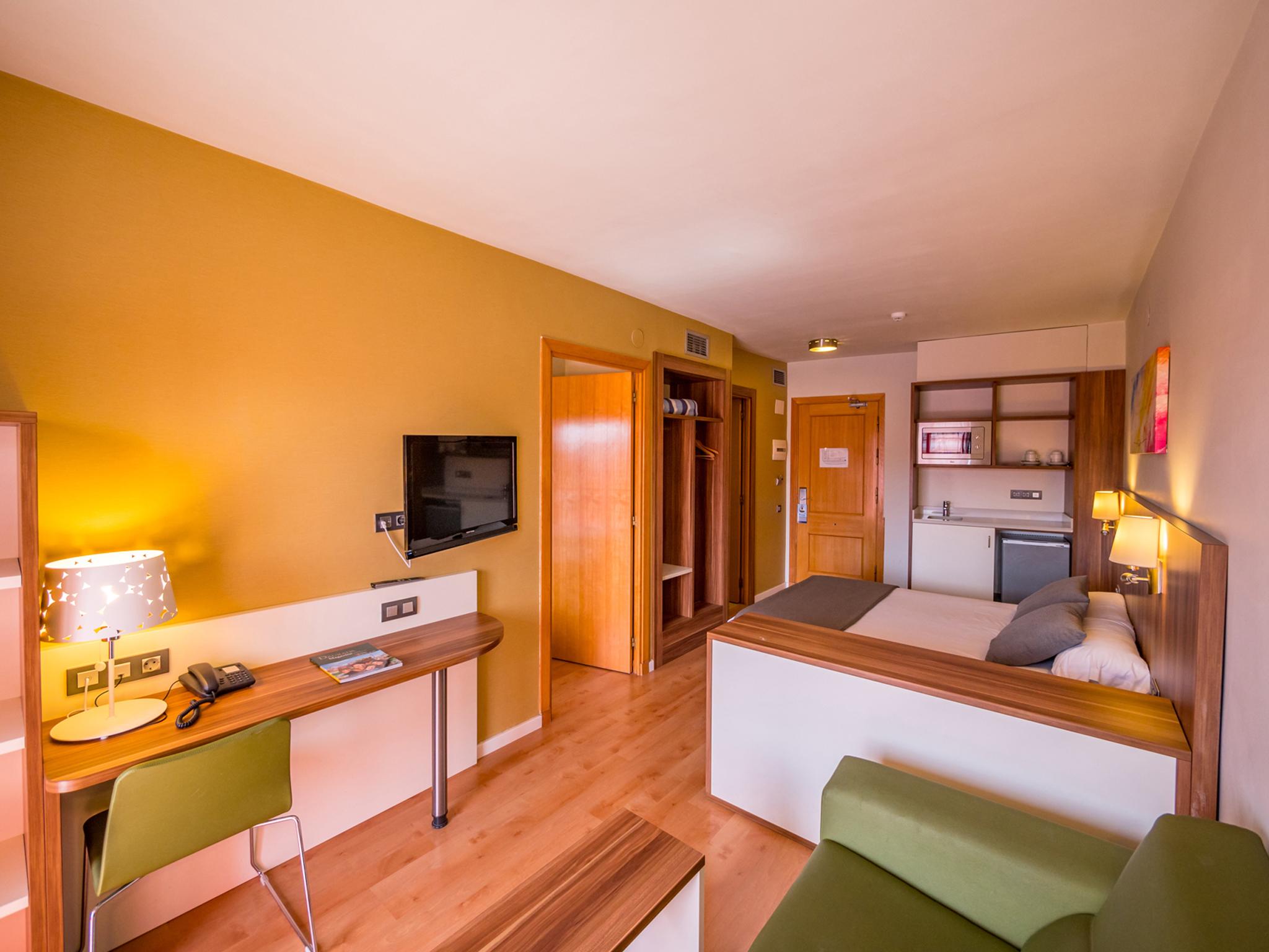 Golden Avenida Family Suites 4* Салоу Экстерьер фото