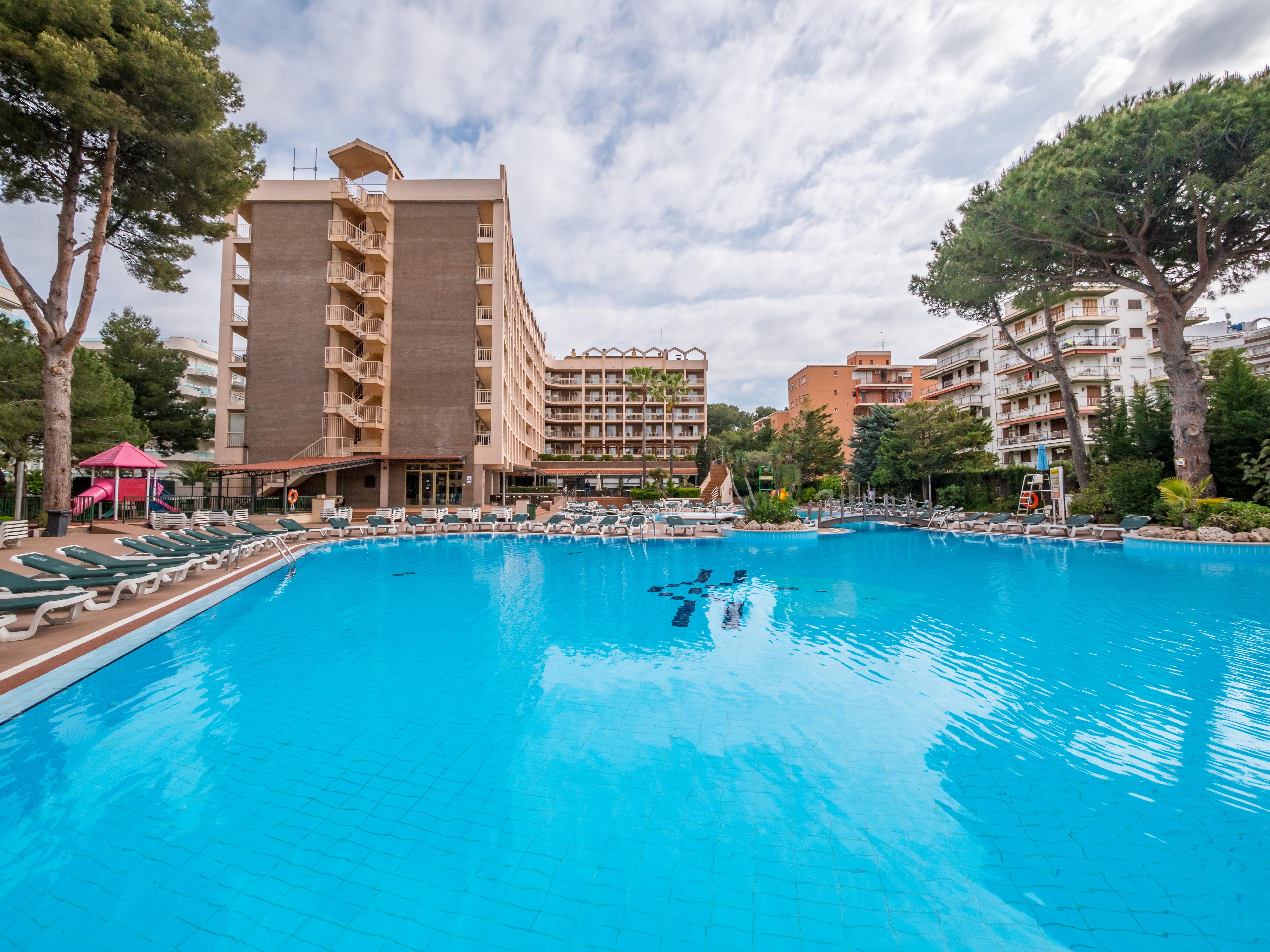 Golden Avenida Family Suites 4* Салоу Экстерьер фото