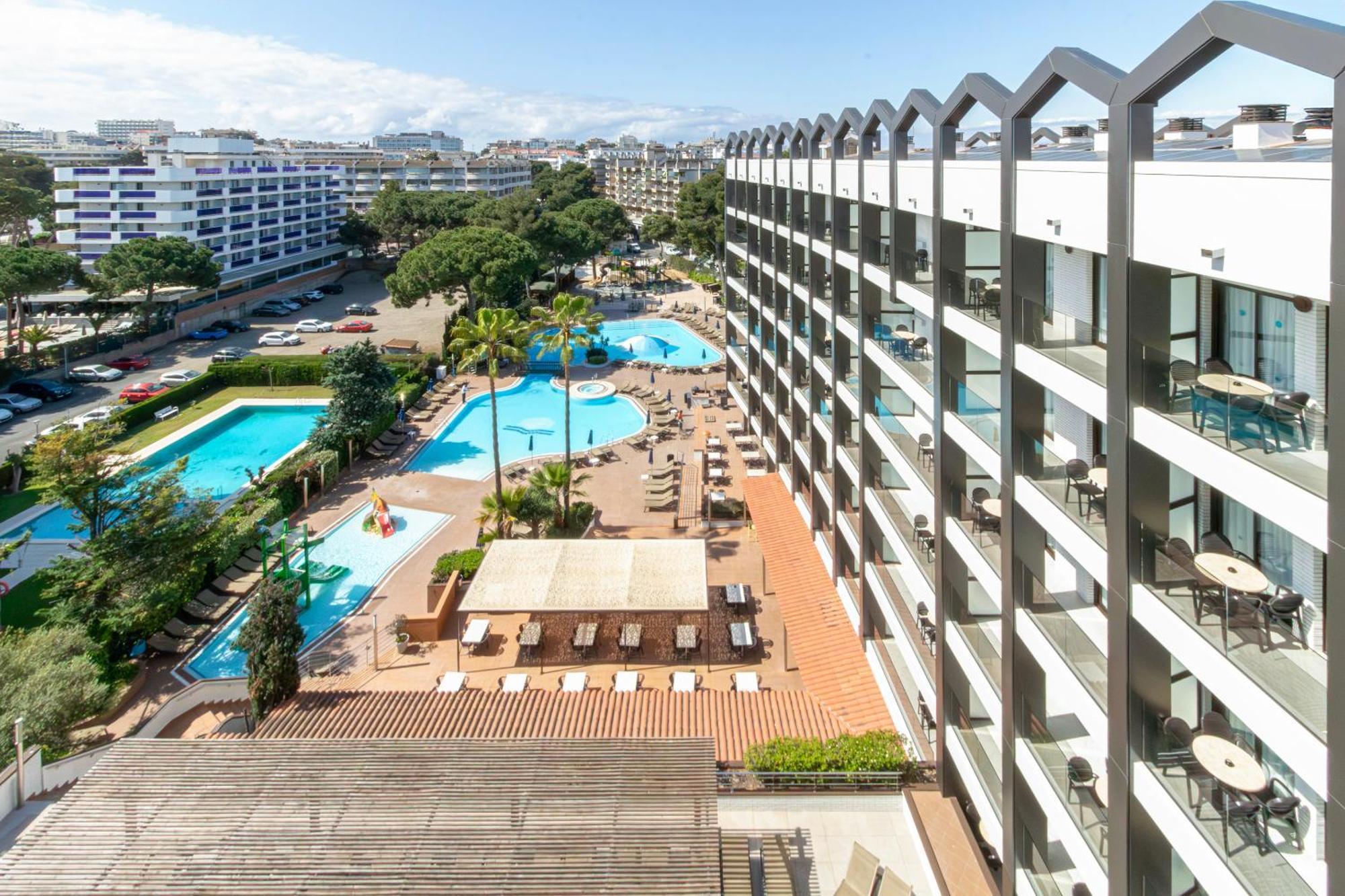 Golden Avenida Family Suites 4* Салоу Экстерьер фото